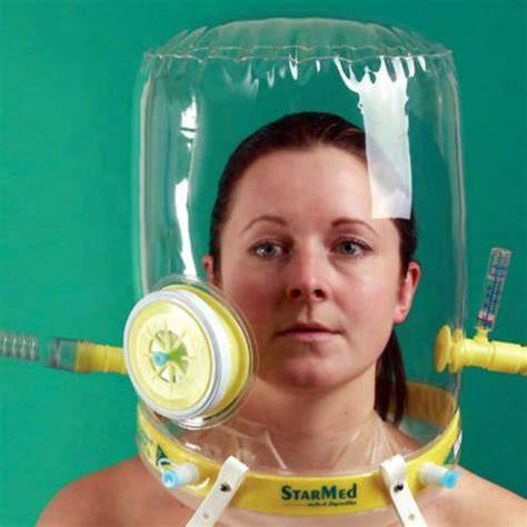 casco protettivo e respirazione assistita in sala di lavorazione