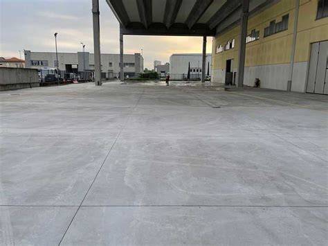 Immagine di un cortile industriale allarmante con polvere d’amianto
